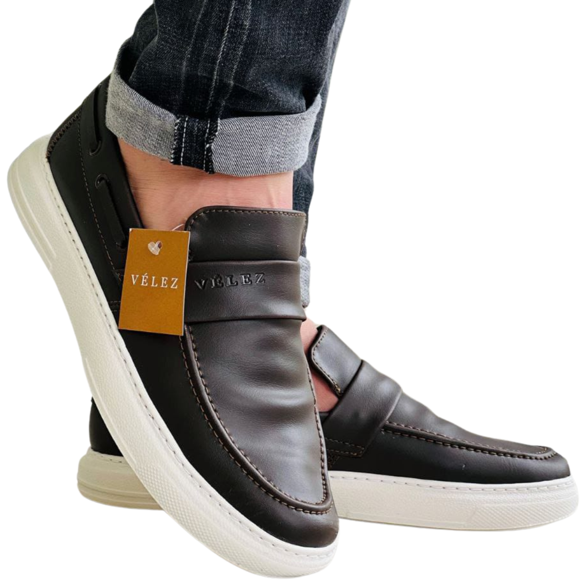 Descubre la Elegancia y Comodidad de los Zapatos Vélez para Hombre Mocasines en Onlineshoppingcenterg. ¿Estás buscando el par perfecto de zapatos Vélez para hombre que combinen estilo, comodidad y calidad? ¡Ha llegado al lugar indicado! En Onlineshoppingcenterg, entendemos tu pasión por lucir bien y sentirte cómodo al mismo tiempo. En este artículo, te guiaremos a través de una variedad de opciones en zapatos Vélez para hombre, desde los casuales hasta los deportivos, y te proporcionaremos información valiosa sobre precios, lugares de venta y dónde encontrar estos elegantes zapatos en Bogotá y Cali. ¡Sigue leyendo y prepárate para darle un impulso a tu estilo con los zapatos Vélez!  Zapatos Vélez para Hombre Mocasines: Elegancia en Cada Paso Cuando se trata de zapatos Vélez para hombre, la elegancia se encuentra en cada detalle. Estos zapatos son conocidos por su artesanía de alta calidad y diseño sofisticado. Ya sea que necesite un par de zapatos casuales para el día a día o esté buscando una opción deportiva para mantenerte activo, Vélez tiene la respuesta.  Zapatos Velez para Hombre Mocasines Casuales: Estilo sin Esfuerzo Los zapatos casuales Vélez para hombre son ideales para aquellos momentos en los que deseas lucir elegante sin esforzarte demasiado. Con una amplia variedad de estilos, desde mocasines hasta zapatos derby, Vélez ofrece opciones que complementarán tu guardarropa casual de manera impecable. La versatilidad de estos zapatos los convierte en una elección perfecta para reuniones informales, salidas con amigos o incluso para la oficina en un ambiente relajado.  Zapatos Vélez para Hombre Mocasines Deportivos: Comodidad en Movimiento Para los hombres que valoran la comodidad y el estilo mientras están en movimiento, los zapatos deportivos Vélez son la elección ideal. Están diseñados con materiales de alta calidad y tecnología de vanguardia para brindarte el soporte que necesitas durante tus actividades físicas. Ya sea que practiques deportes o simplemente disfrutes de un estilo de vida activo, los zapatos deportivos Vélez para hombre te mantendrán cómodo y con estilo.